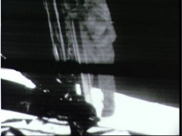 Neil Armstrong discende la scaletta del Lem