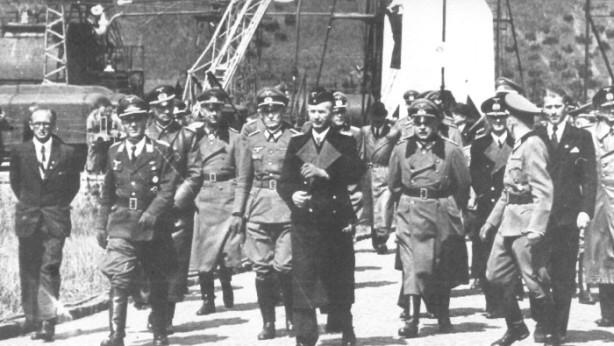 Alti gerarchi nazisti visitano Peenemunde, Von Braun è il civile a destra