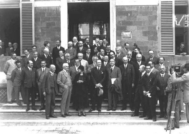 Partecipanti al Congresso Internazionale di Fisica Nucleare di Roma (11-17 ottobre 1931) Fra i partecipati si notano Marie Curie, Guglielmo Marconi, Enrico Fermi e Quirino Majorana