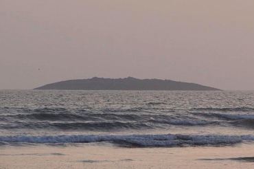 L'isola pachistana vista dalla spiaggia costiera